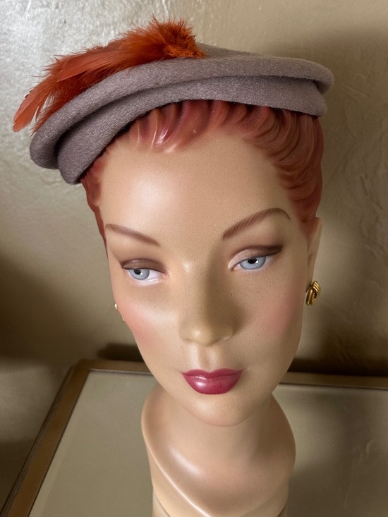 MARVELOUS 1950\'s TAUPE FELT HAT + BACK BOW & RUST FEATHER TRIM main image 4